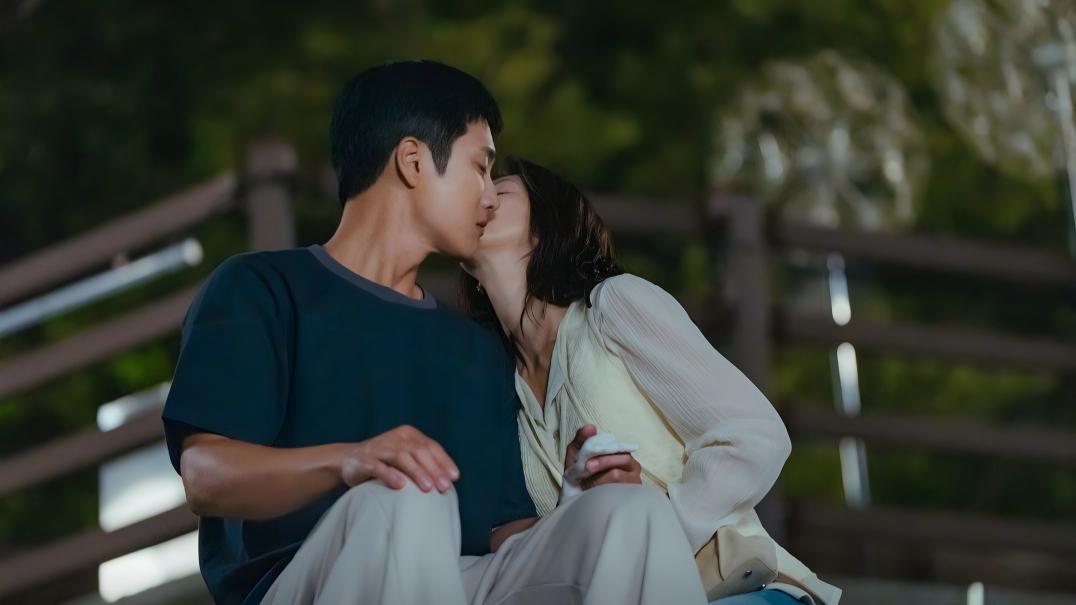 《春日狂热》第8集预告：秘密约会曝光 李主傧主动亲吻安普贤 关系迎来转折_立即观看_在线观看