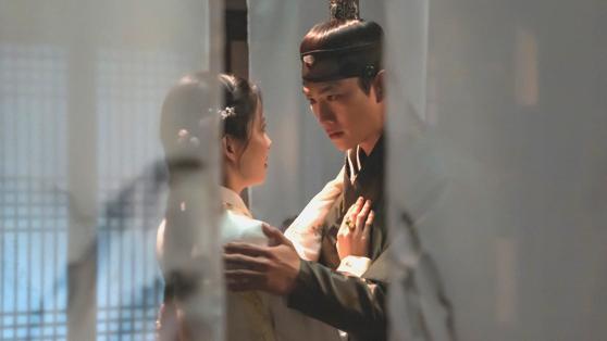 高能预警!当徐贤抢走玉泽演初夜:反套路穿越剧开启疯批甜恋模式