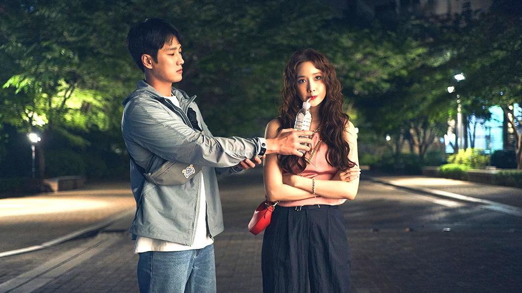 林允儿变身恶魔,《恶魔搬进来了》2025年最有趣的浪漫喜剧电影!今日上线流媒体_正在热播_立即观看