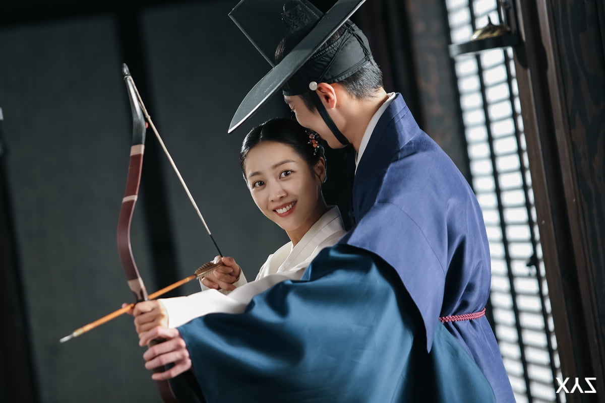 五月王炸!李宰旭曹宝儿《吞金》上演“最虐姐弟恋”,靠肩杀花絮照甜度破表